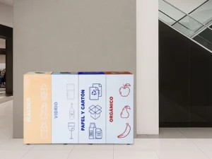 Tacho de reciclaje 4 compartimientos de acero inoxidable para separación de residuos en puntos ecológicos.